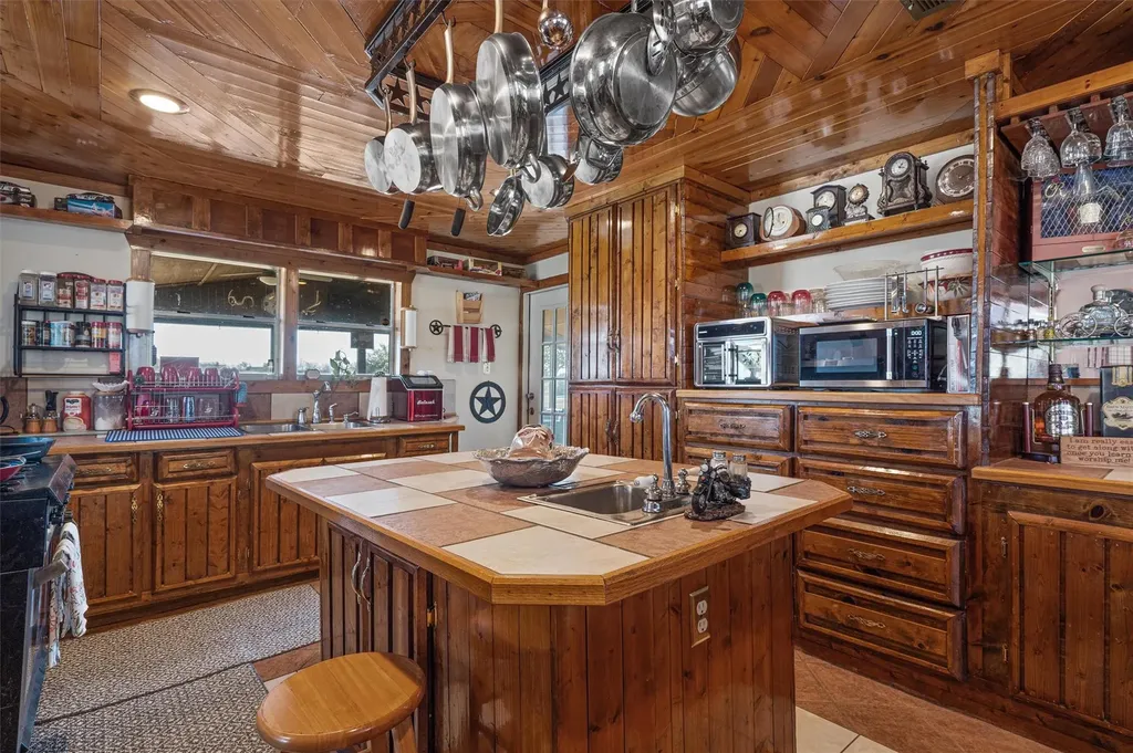 5300A County Road 424 Taylor TX 76574