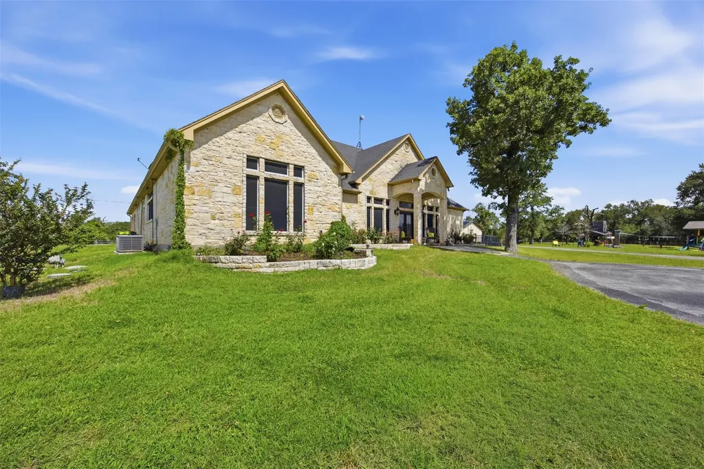2936 Fm 1704 Elgin TX 78621