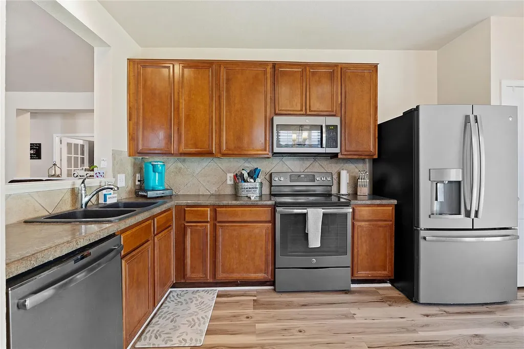 506 Glacier Point Trail Taylor TX 76574