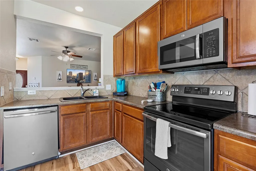 506 Glacier Point Trail Taylor TX 76574
