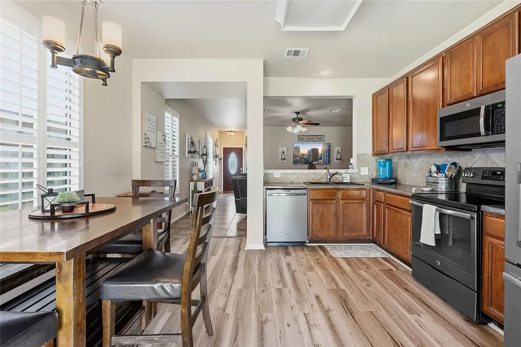 506 Glacier Point Trail Taylor TX 76574