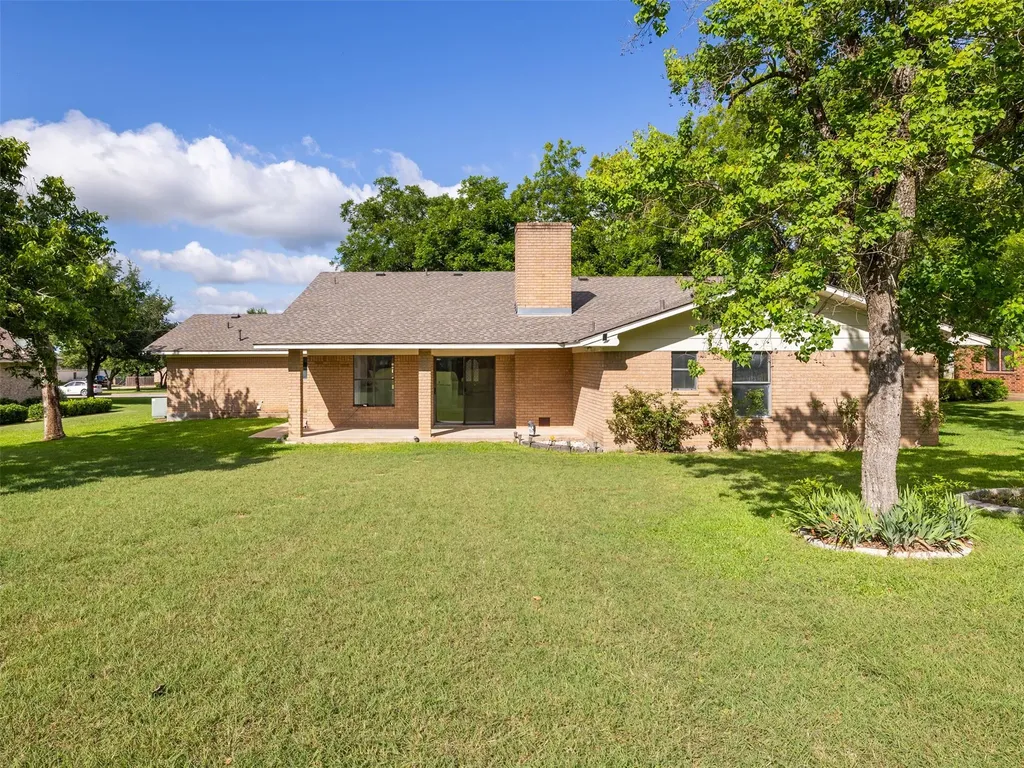 2707 North Drive Taylor TX 76574