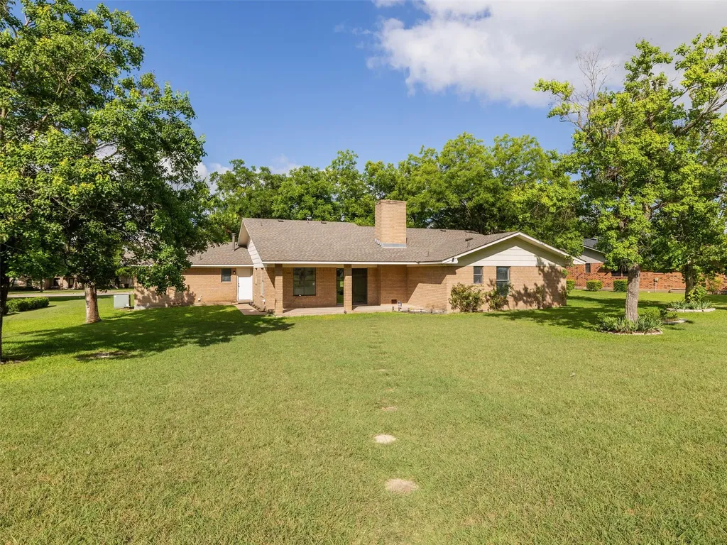 2707 North Drive Taylor TX 76574