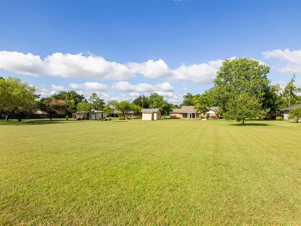 2707 North Drive Taylor TX 76574