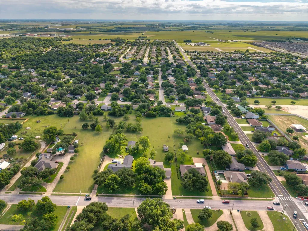 2707 North Drive Taylor TX 76574