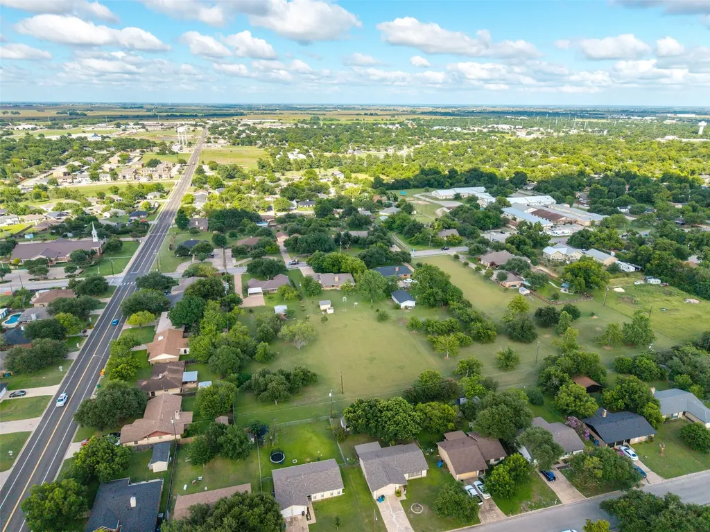 2707 North Drive Taylor TX 76574