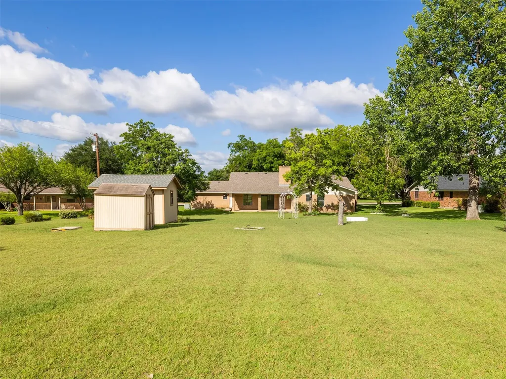 2707 North Drive Taylor TX 76574
