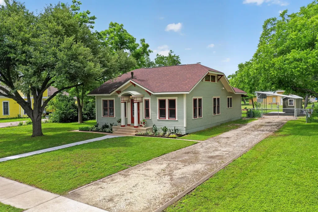 905 Howard Street Taylor TX 76574