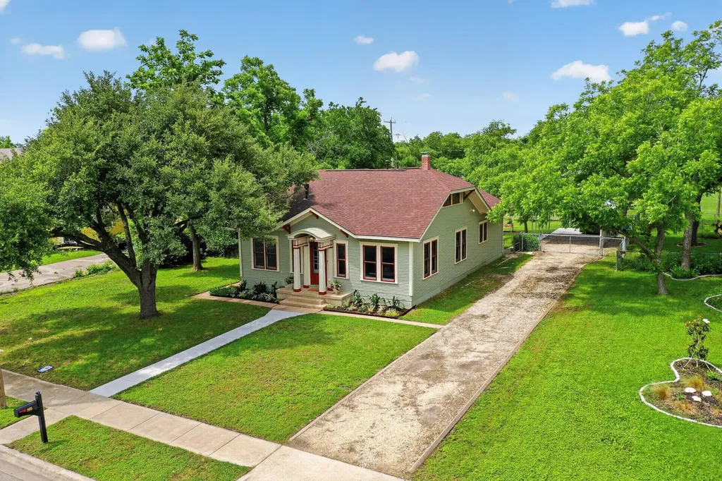 905 Howard Street Taylor TX 76574