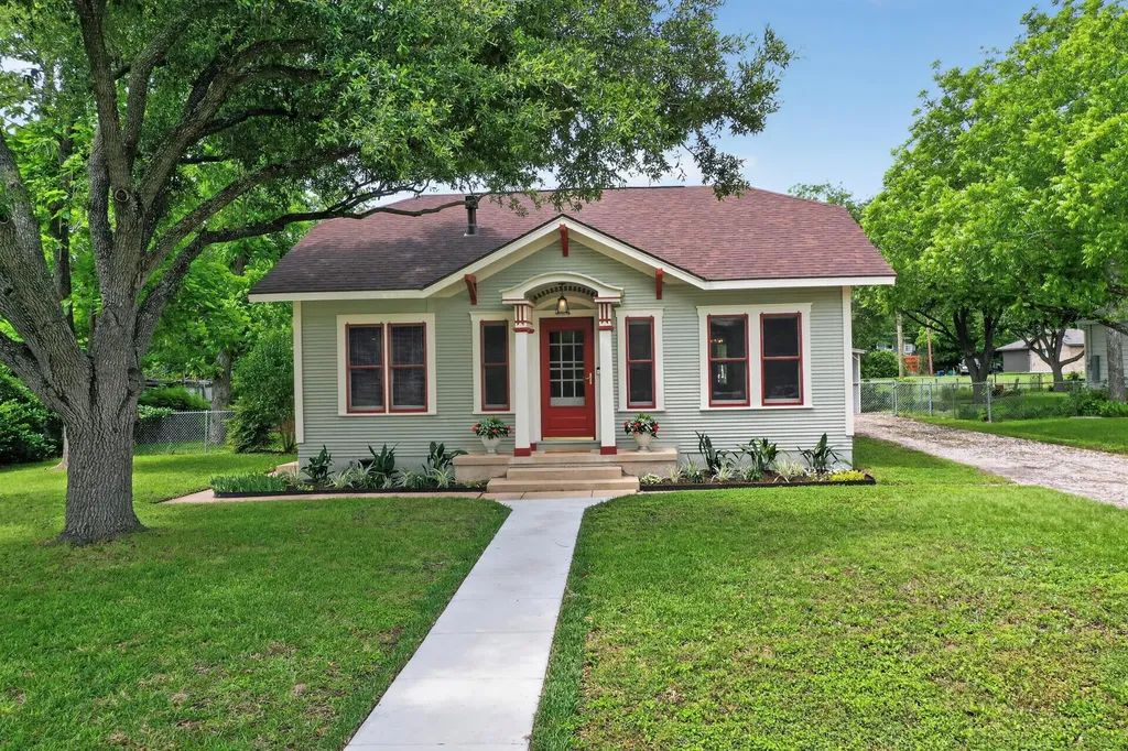 905 Howard Street Taylor TX 76574