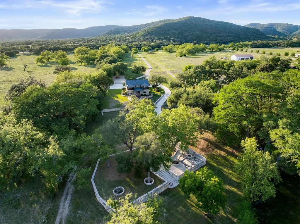 4292 N Us 83 Highway Leakey TX 78873
