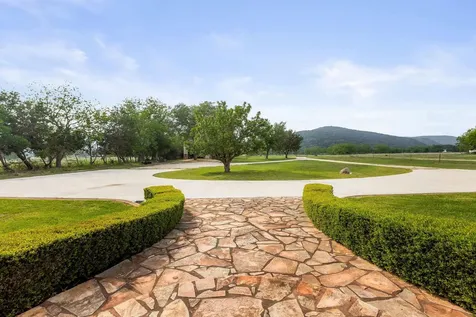 4292 N Us 83 Highway Leakey TX 78873
