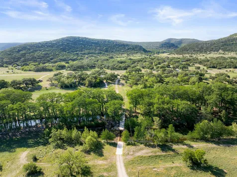 4292 N Us 83 Highway Leakey TX 78873