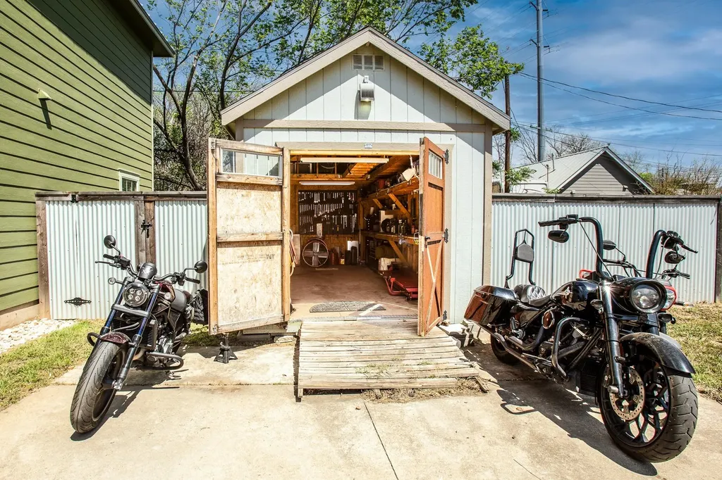 914 Bret Lane Austin TX 78721