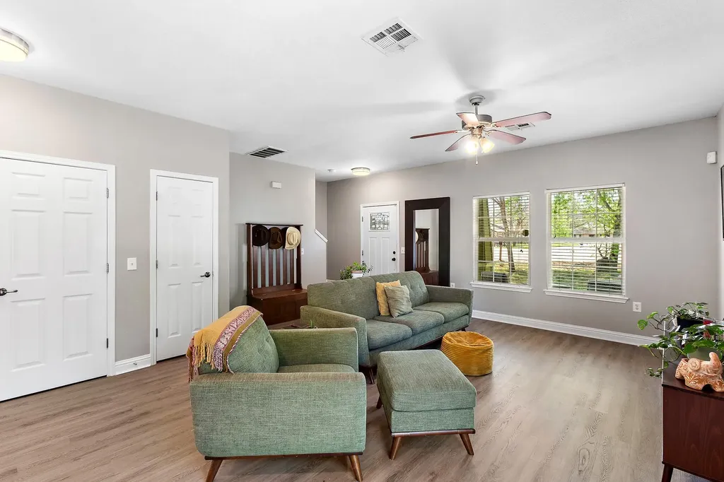 914 Bret Lane Austin TX 78721