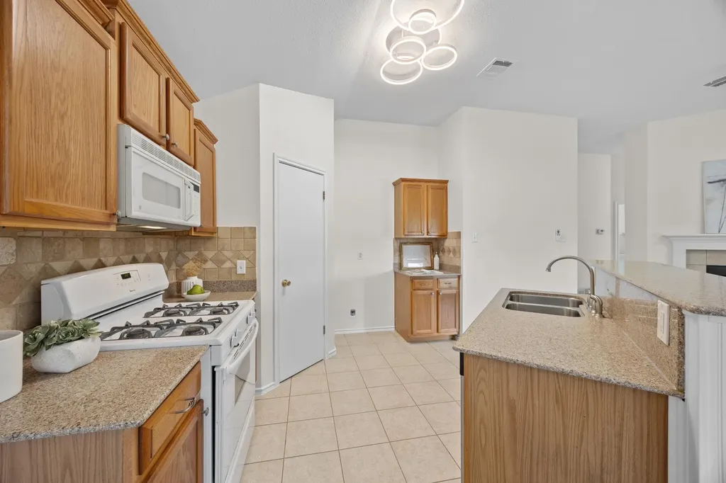 8219 Edgemoor Place Austin TX 78749