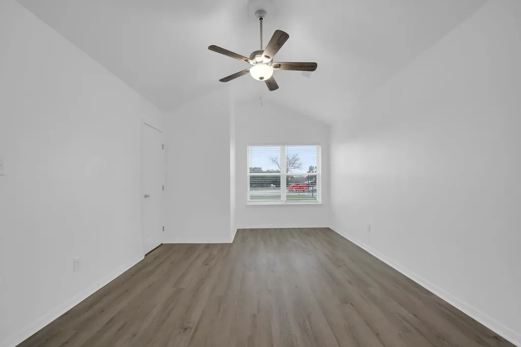 1004 E Fannin Street Luling TX 78648