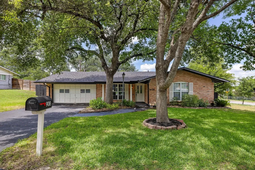 908 Hollybluff Street Austin TX 78753
