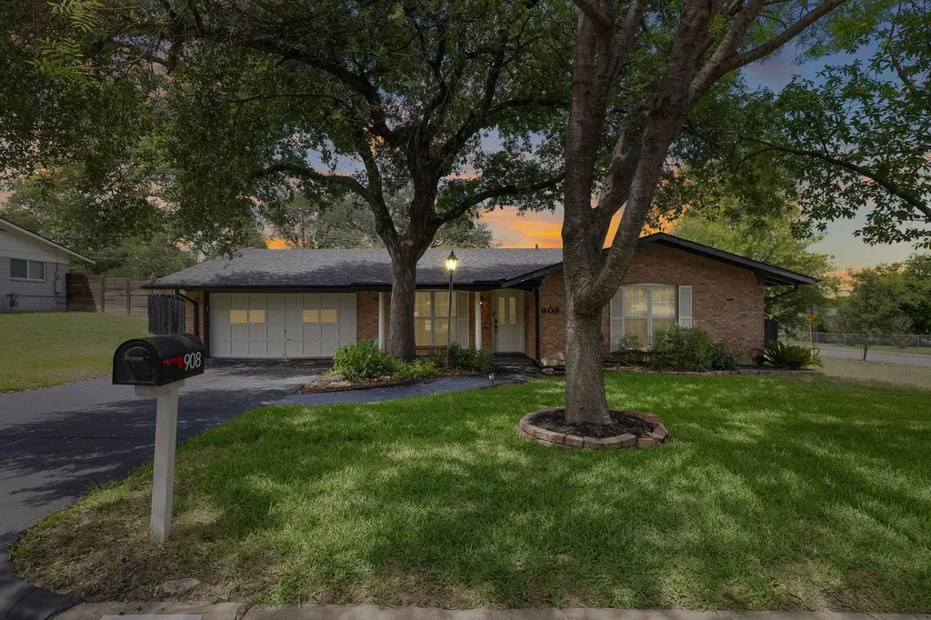 908 Hollybluff Street Austin TX 78753