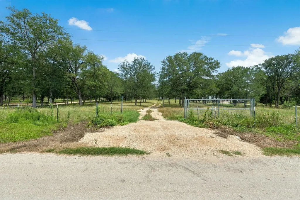 3705 Callihan Road Luling TX 78648