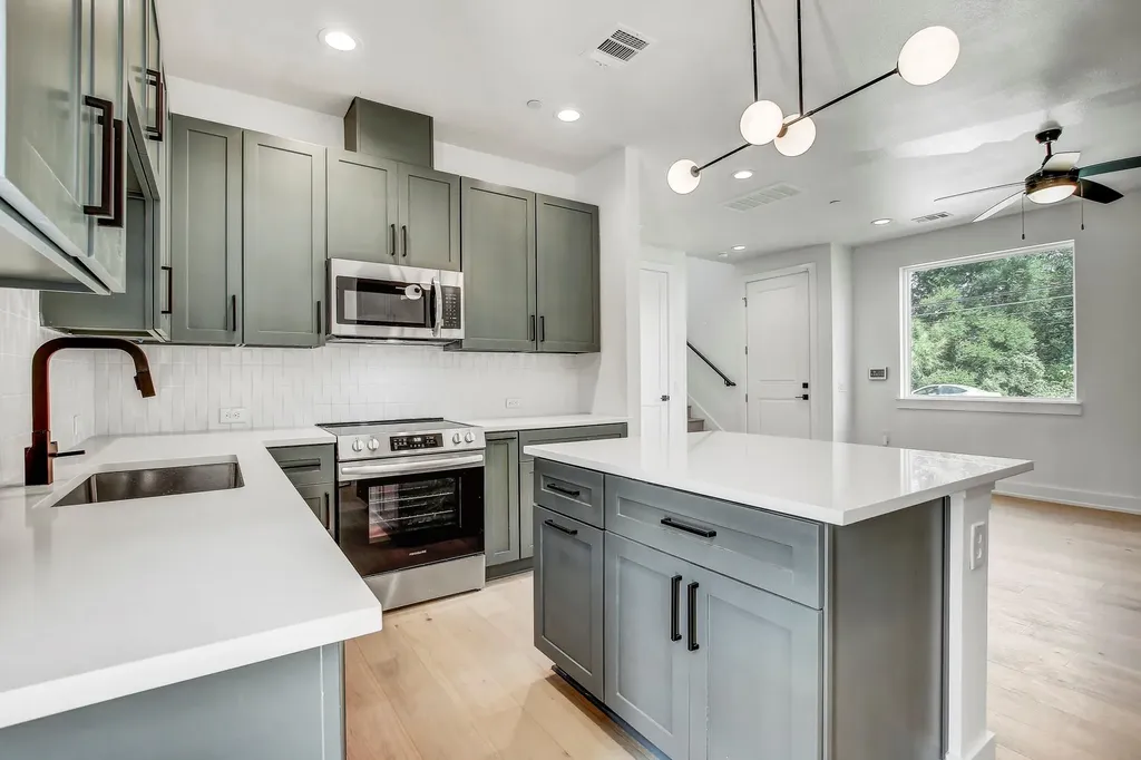 4127 E 12th Street Austin TX 78721