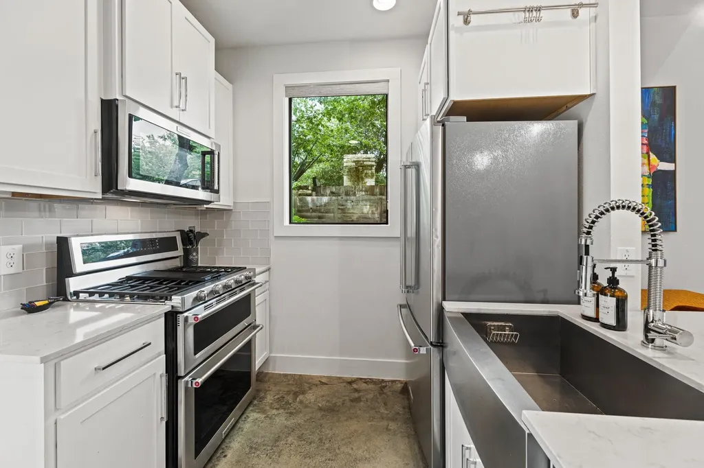 2004 E 10th Street Austin TX 78702