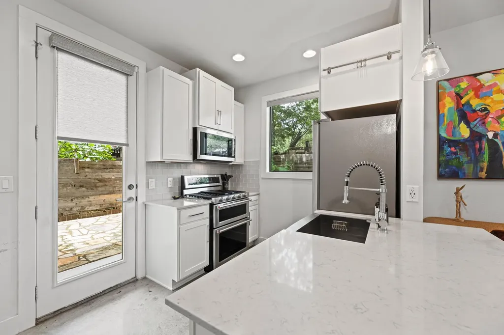 2004 E 10th Street Austin TX 78702