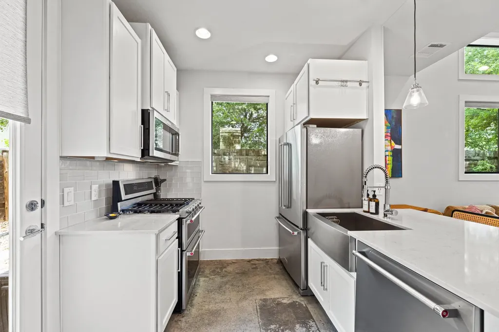 2004 E 10th Street Austin TX 78702