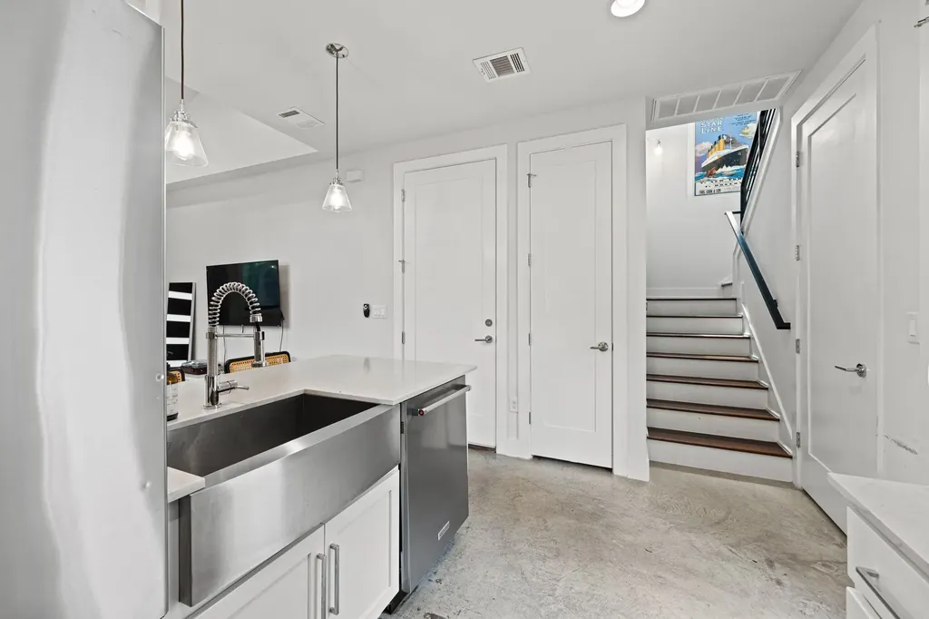 2004 E 10th Street Austin TX 78702