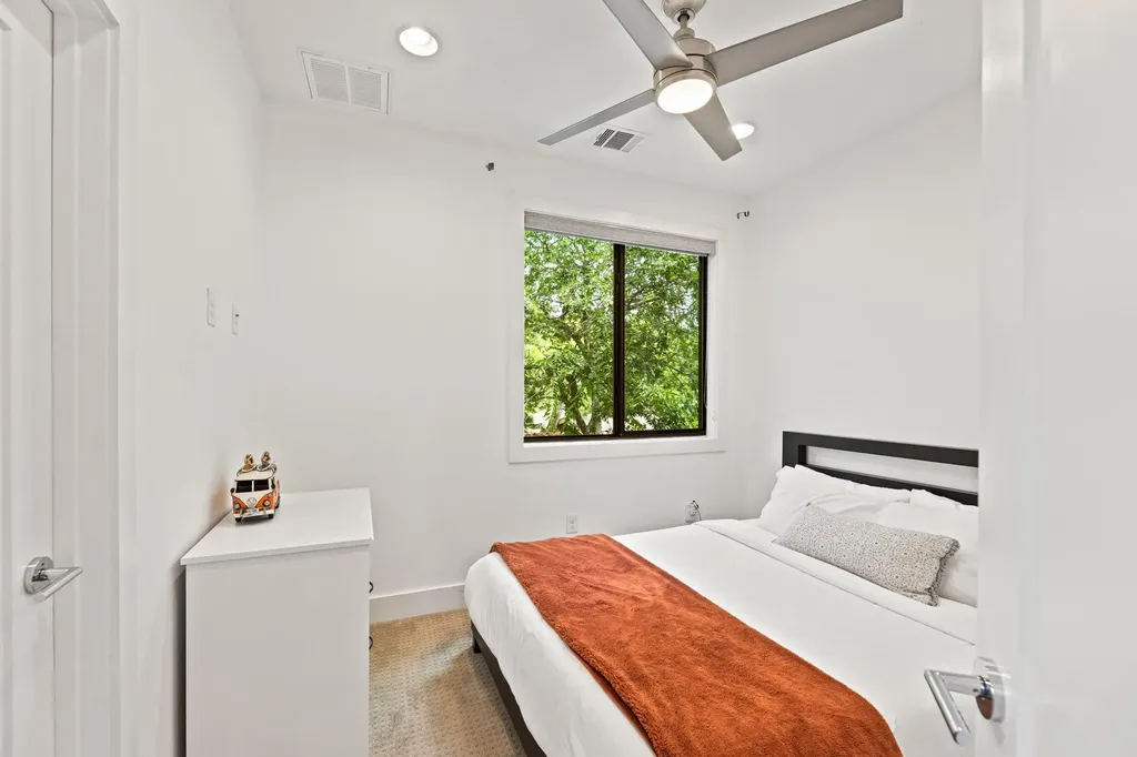 2004 E 10th Street Austin TX 78702
