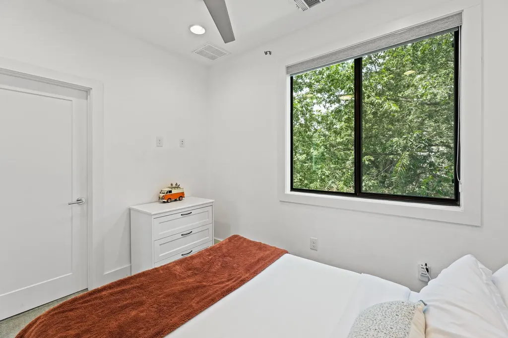 2004 E 10th Street Austin TX 78702