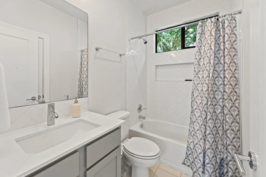 2004 E 10th Street Austin TX 78702