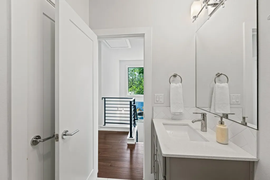 2004 E 10th Street Austin TX 78702