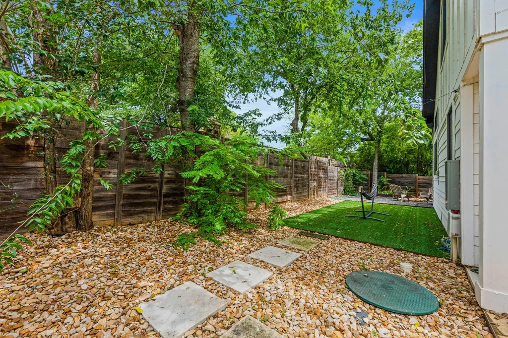 2004 E 10th Street Austin TX 78702