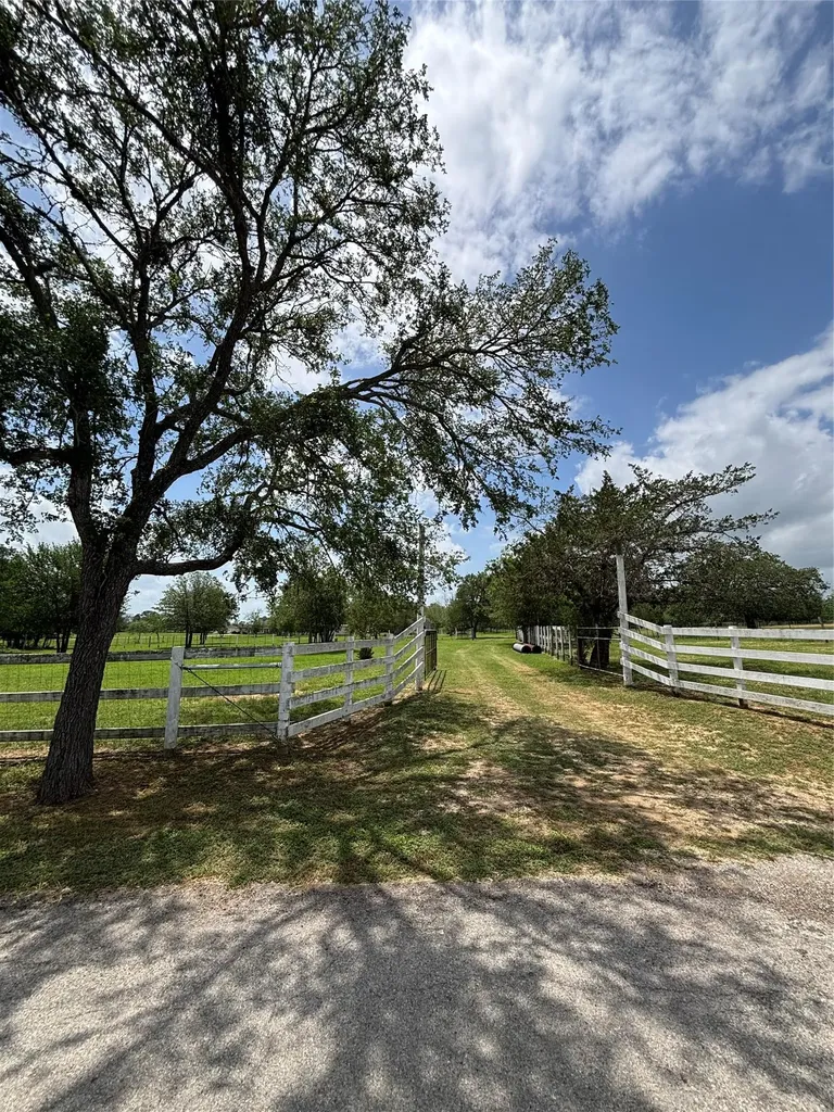 916 Rolling Oaks Drive Luling TX 78648