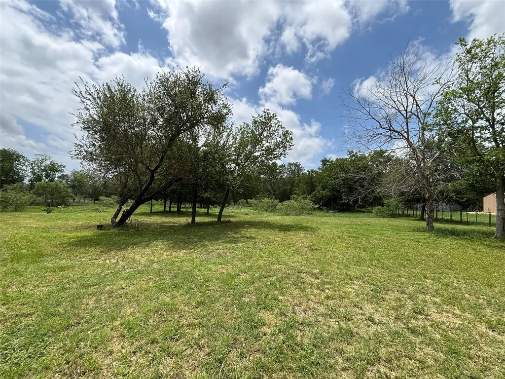 916 Rolling Oaks Drive Luling TX 78648