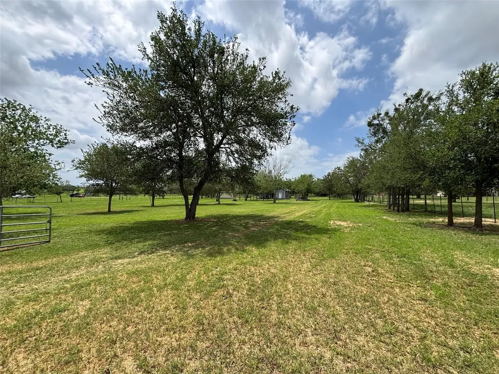 916 Rolling Oaks Drive Luling TX 78648