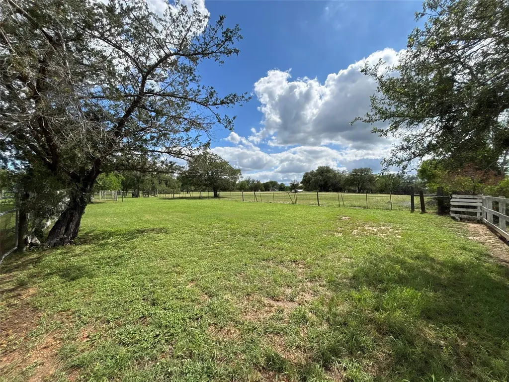 916 Rolling Oaks Drive Luling TX 78648
