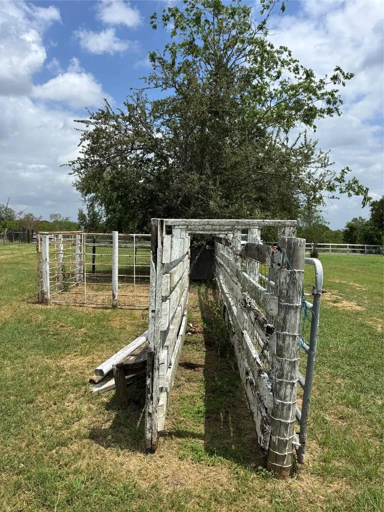 916 Rolling Oaks Drive Luling TX 78648