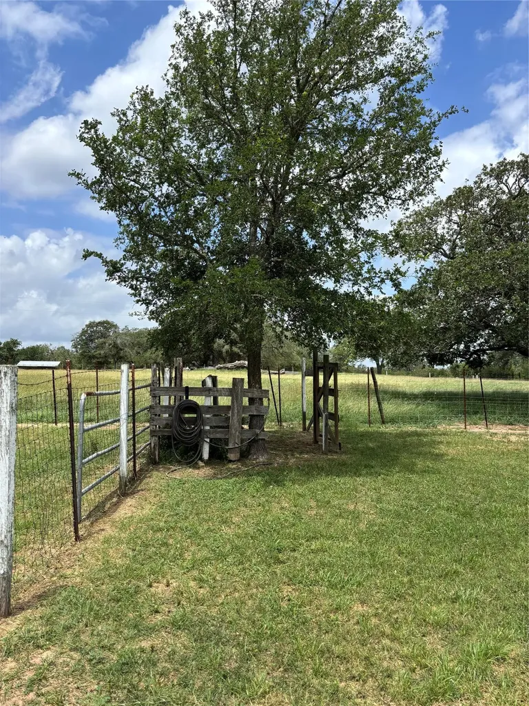 916 Rolling Oaks Drive Luling TX 78648
