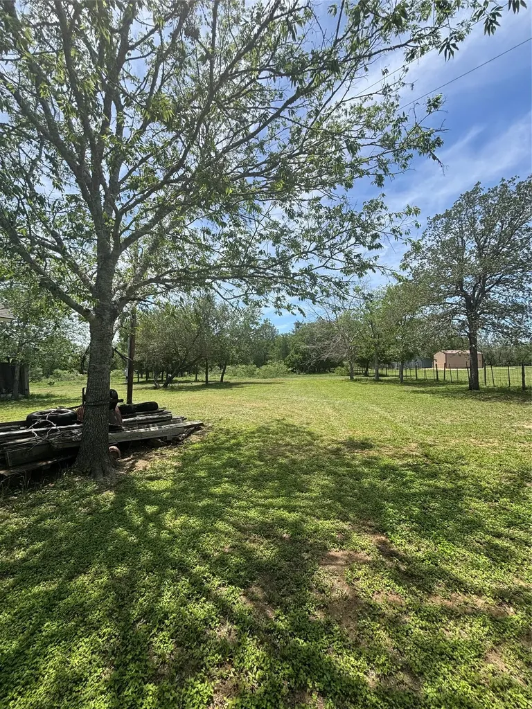 916 Rolling Oaks Drive Luling TX 78648