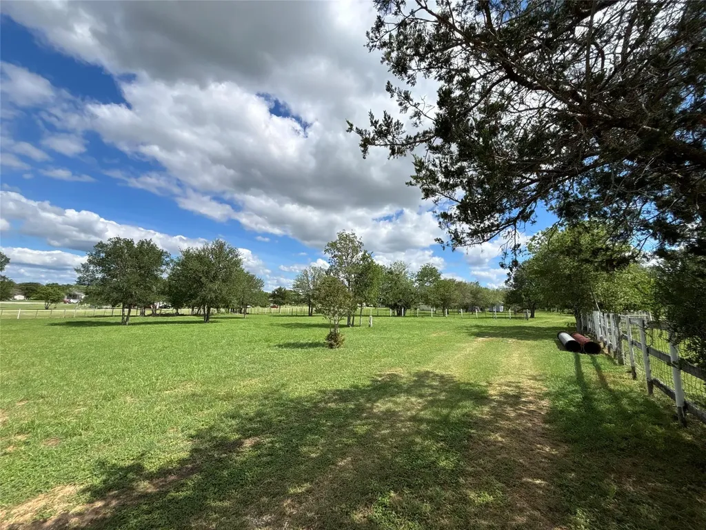916 Rolling Oaks Drive Luling TX 78648