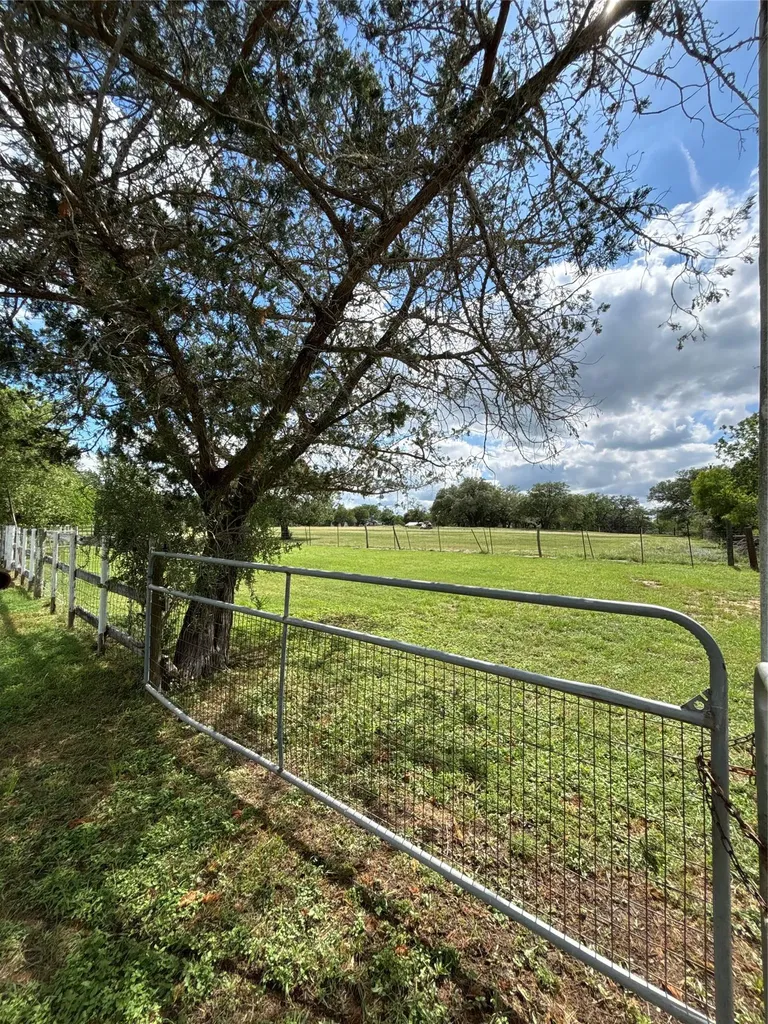 916 Rolling Oaks Drive Luling TX 78648