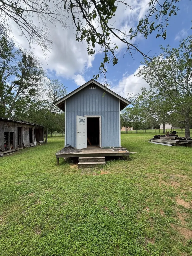 916 Rolling Oaks Drive Luling TX 78648