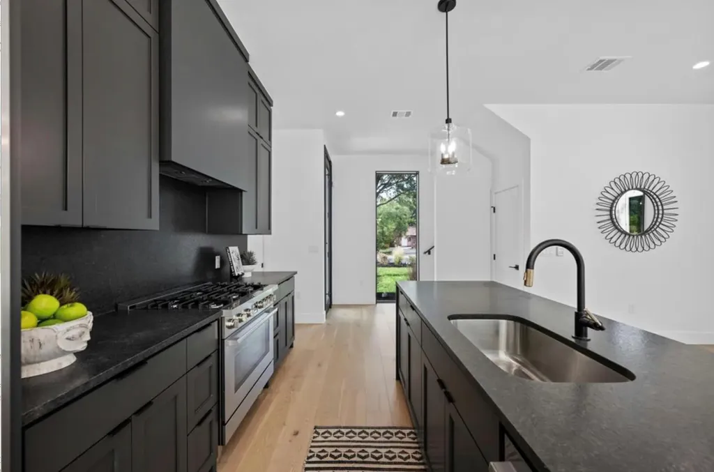 2008 Gathright Cove Austin TX 78704
