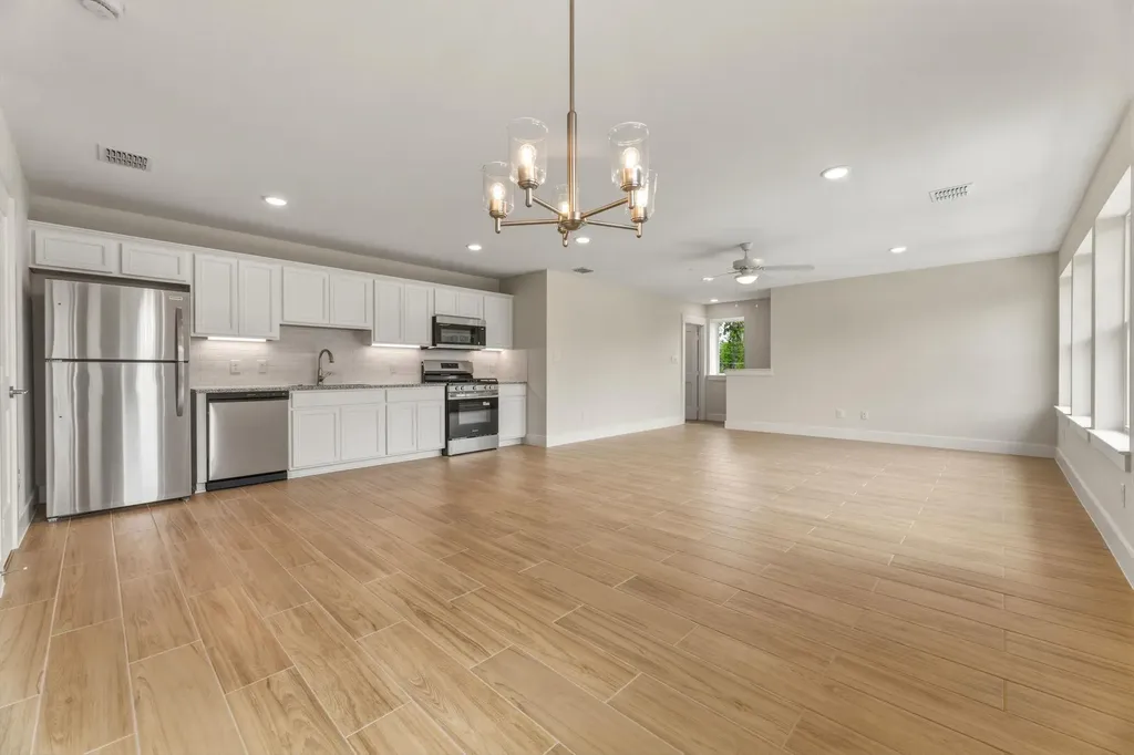 1412 Kent Street Taylor TX 76574