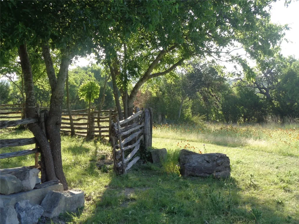 684 Stoneleigh Road Center Point TX 78010