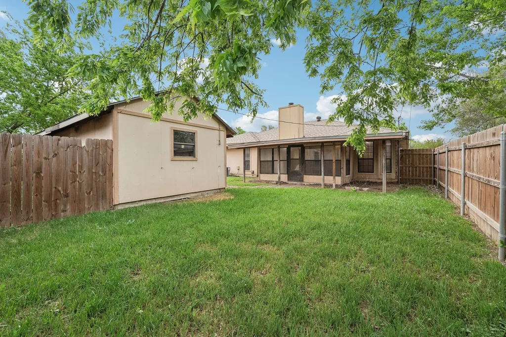1800 Cedarlawn Street Taylor TX 76574