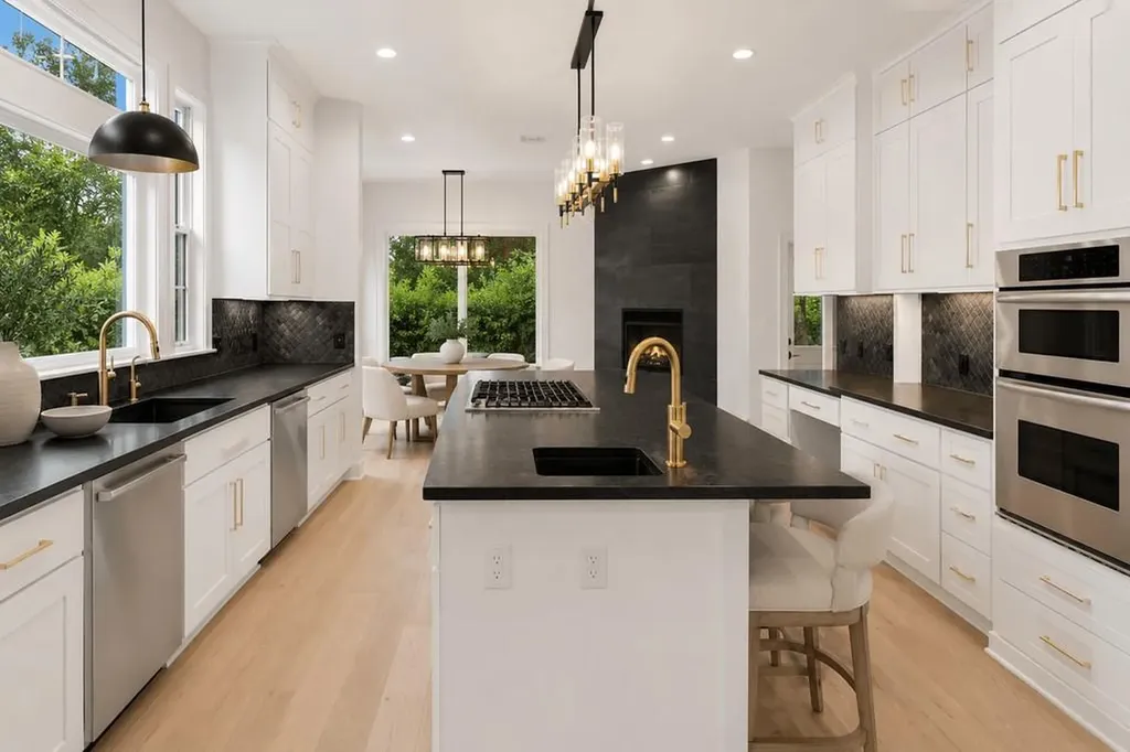4605 Wild Cow Cove Spicewood TX 78669
