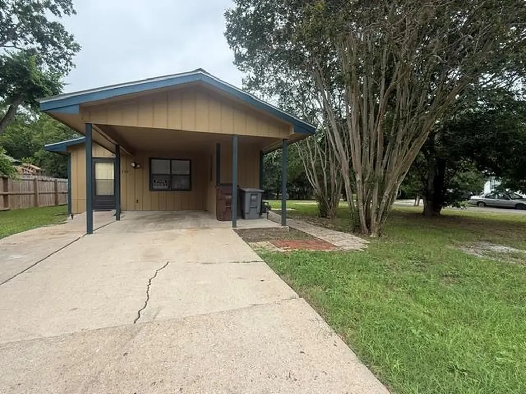 703 San Saba Street Lockhart TX 78644